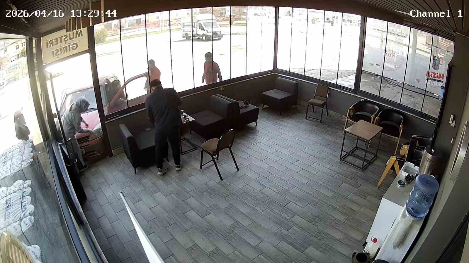 Kimse ne yaptığını anlamadı: Etrafında aracıya etrafında d&ouml;nen s&uuml;r&uuml;c&uuml; iş yerine &ccedil;arptı
