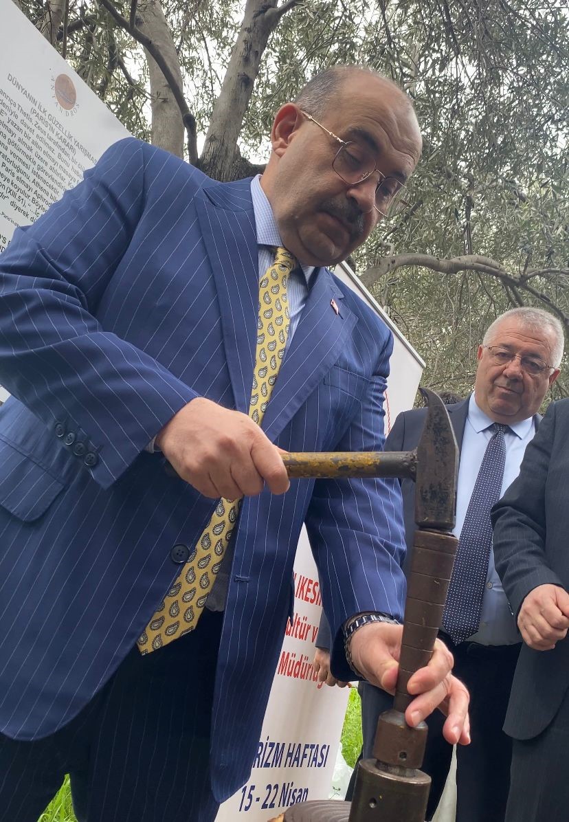 Vali Ustaoğlu, antik kenti gezerek sikke basıp sabun yaptı
