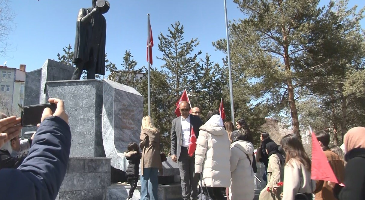 Kars&rsquo;ta Kahramanmaraş&rsquo;taki okul saldırısının acısı paylaşıldı: Gıyabi cenaze namazı ve anlamlı y&uuml;r&uuml;y&uuml;ş
