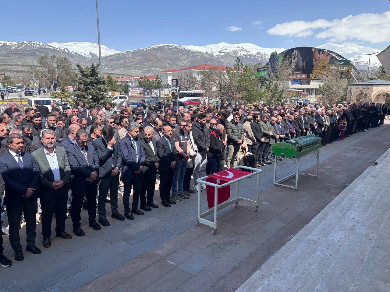 Saldırıda hayatını kaybedenler için Erzincan’da gıyabi cenaze namazı kılındı
