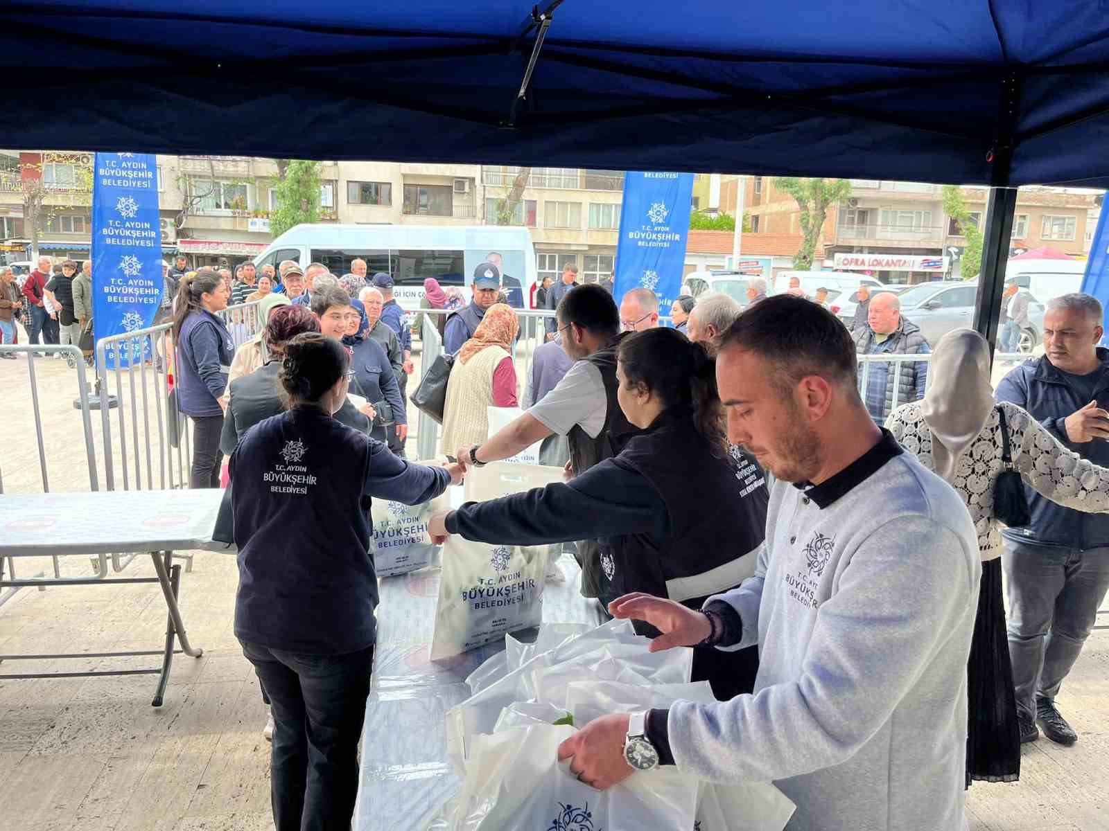 İncirliova&rsquo;da vatandaşlara &uuml;cretsiz fide dağıtıldı
