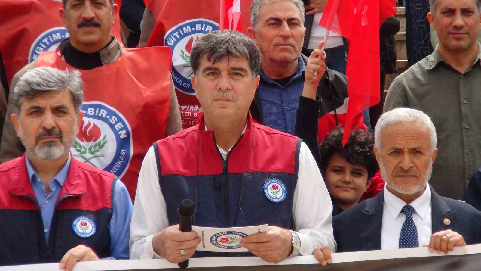 İmamın titreyen sesiyle konuşması duygulandırdı
