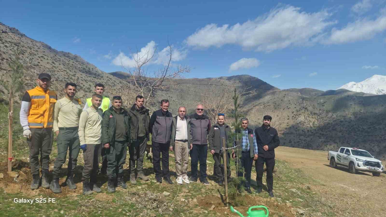 Sason&rsquo;da şehitler anısına fidanlar toprakla buluşturuldu
