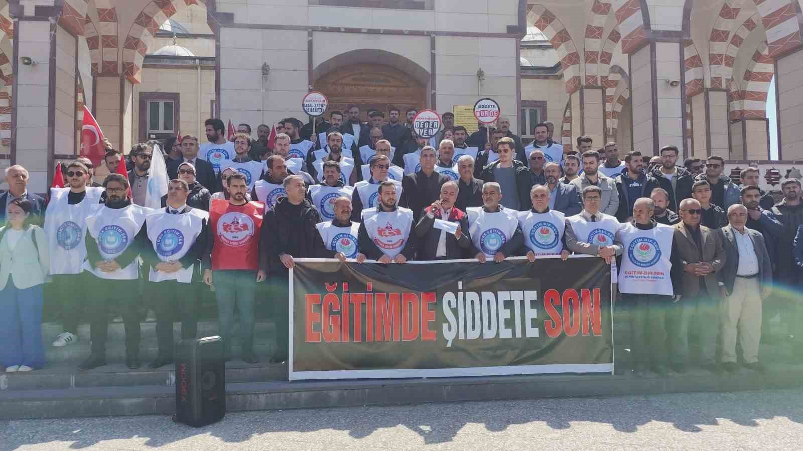 Erciş&rsquo;te &ouml;ğretmen ve &ouml;ğrenciler i&ccedil;in gıyabi cenaze namazı kılındı
