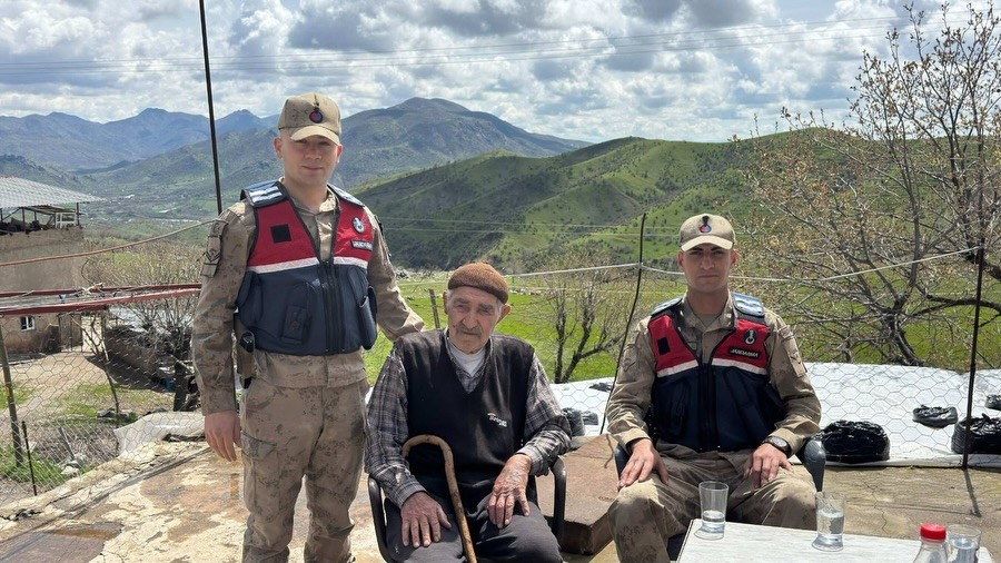 Sason’da jandarma köy okullarını gezdi, yaşlılarla buluştu