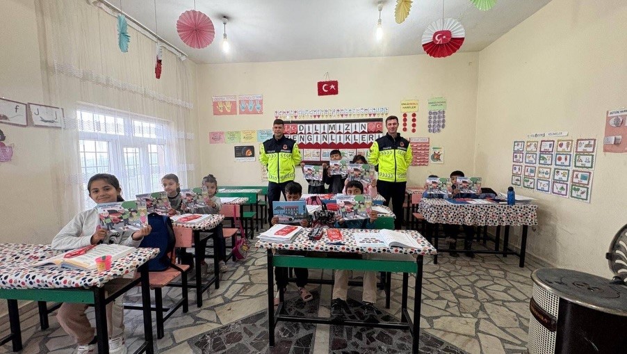 Sason&rsquo;da jandarma k&ouml;y okullarını gezdi, yaşlılarla buluştu
