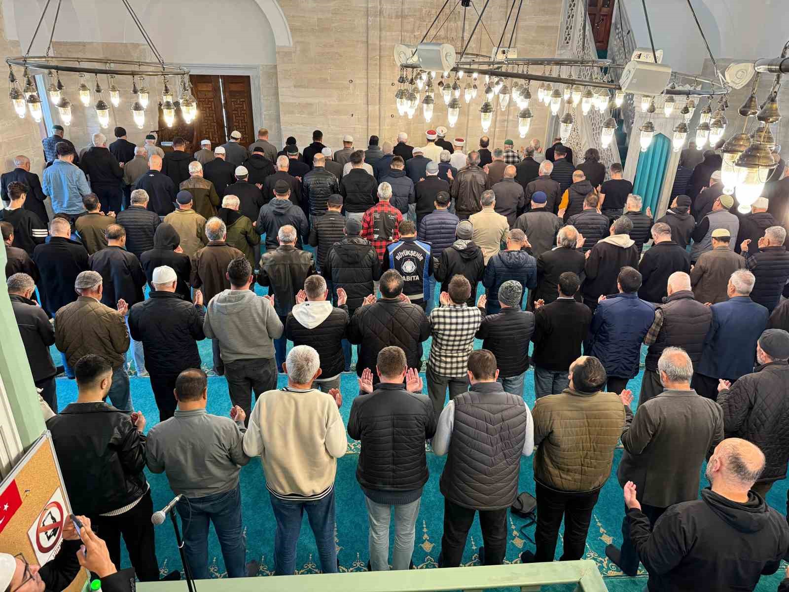 Okul saldırısında hayatını kaybedenler için gıyabi cenaze namazı kılındı