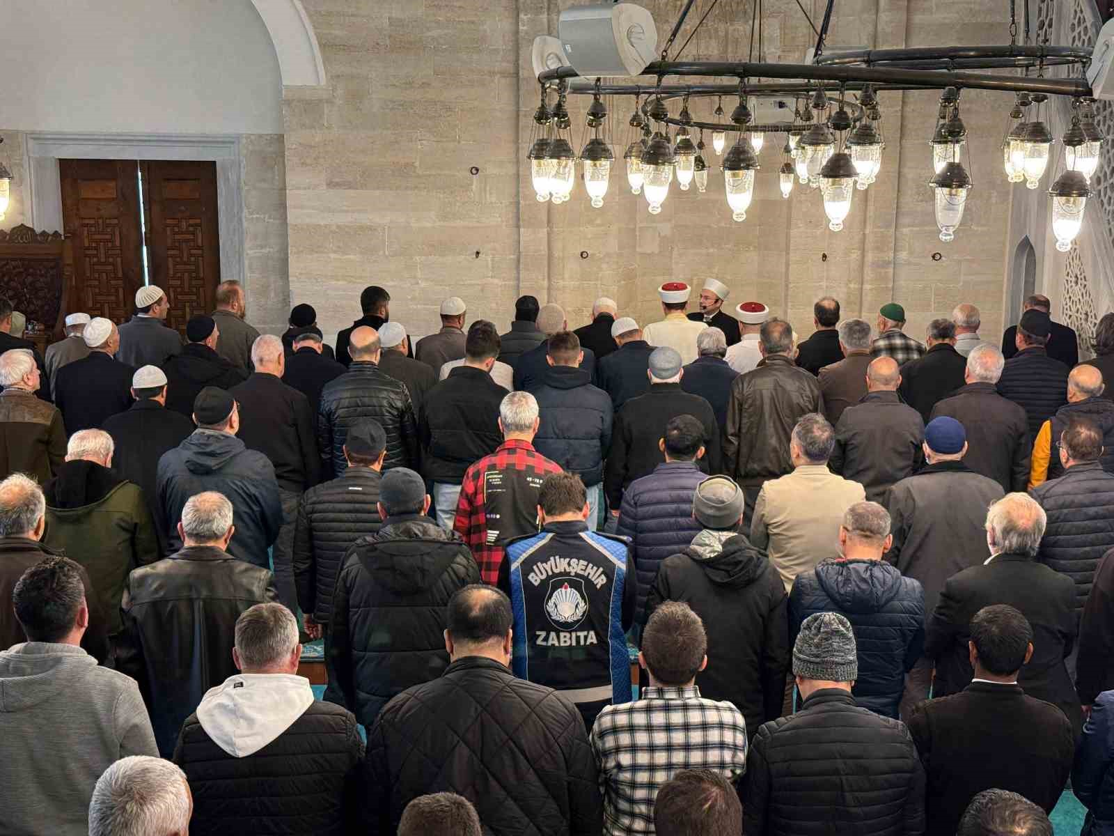 Okul saldırısında hayatını kaybedenler i&ccedil;in gıyabi cenaze namazı kılındı
