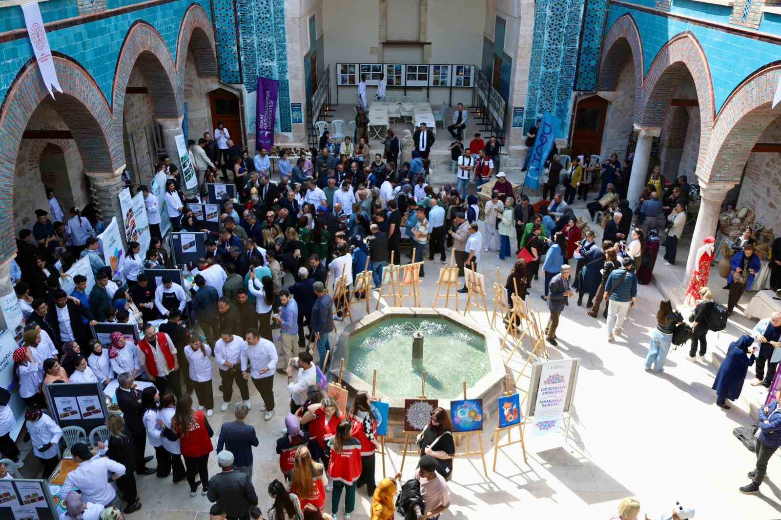 TOG&Uuml;&rsquo;de okuyan uluslararası &ouml;ğrencilerden k&uuml;lt&uuml;r ş&ouml;leni
