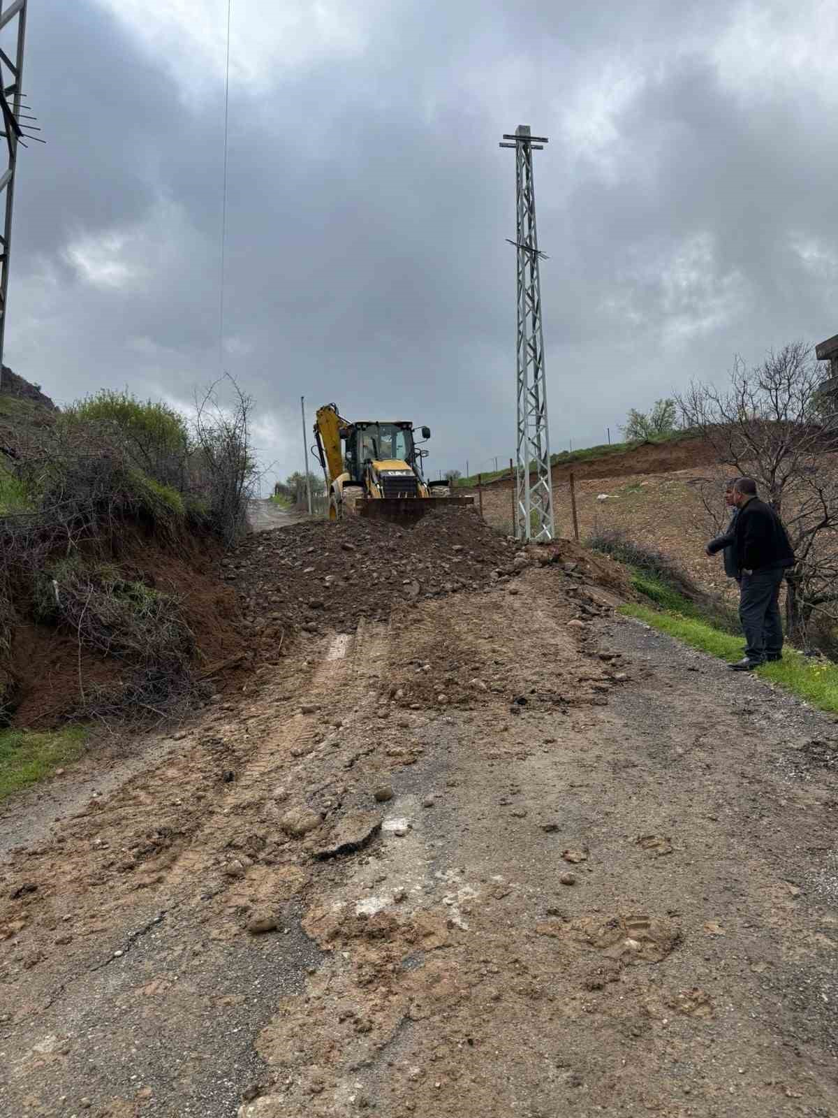 Kozluk&rsquo;ta vatandaşların kabusu haline gelen &ccedil;amurlu k&ouml;y yolları onarıldı
