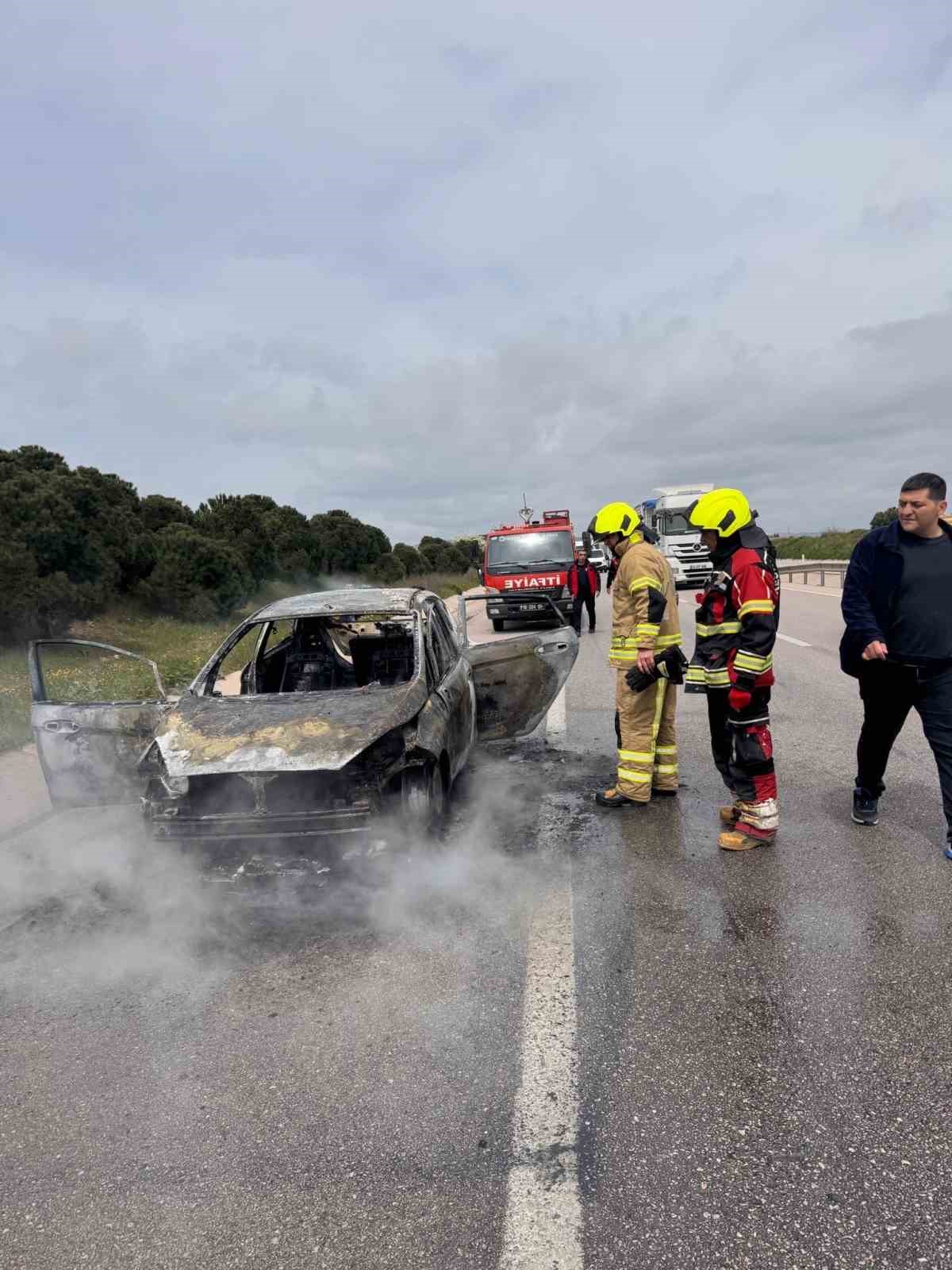 Biga-bandırma karayolunda &ccedil;ıkan ara&ccedil; yangını s&ouml;nd&uuml;r&uuml;ld&uuml;
