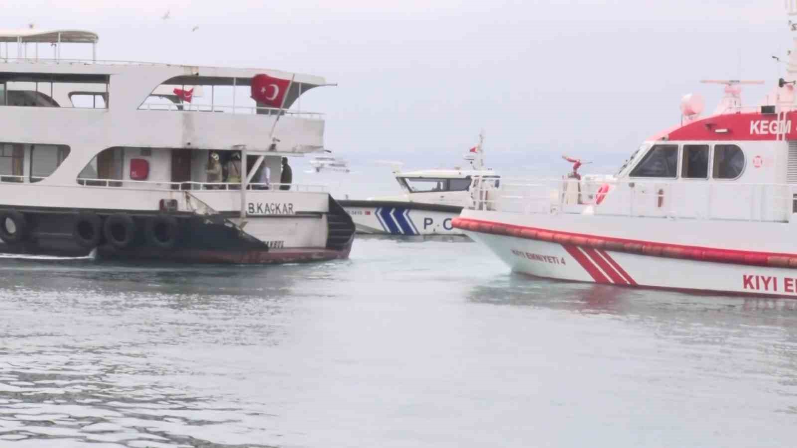 Kadık&ouml;y İskelesi&rsquo;nde &ccedil;ıkan tekne yangını paniğe neden oldu
