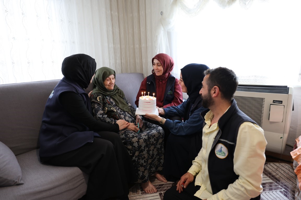 92 yaşındaki çınara doğum günü sürprizi