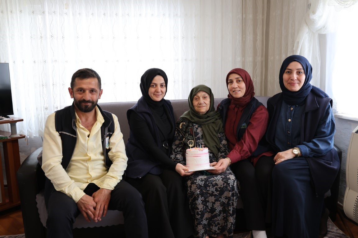 92 yaşındaki &ccedil;ınara doğum g&uuml;n&uuml; s&uuml;rprizi
