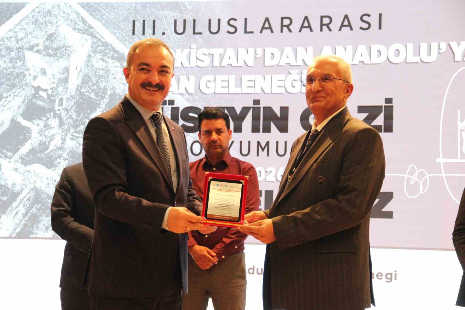 7 farklı &uuml;lkeden katılımcıların katkı sunacağı Uluslararası T&uuml;rkistan&rsquo;dan Anadolu&rsquo;ya İrfan Geleneği: H&uuml;seyin Gazi Sempozyumu başladı
