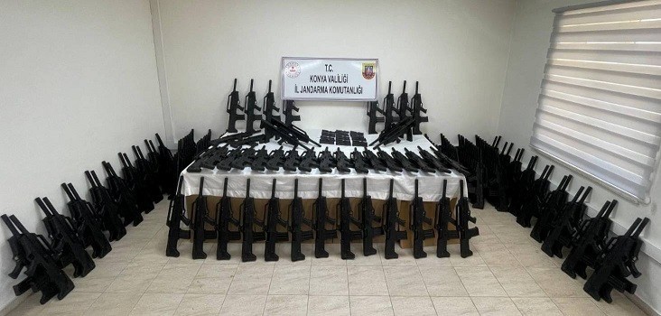 Konya&rsquo;da jandarma &ccedil;ok sayıda silah ve silah par&ccedil;ası ele ge&ccedil;irdi: 3 tutuklama
