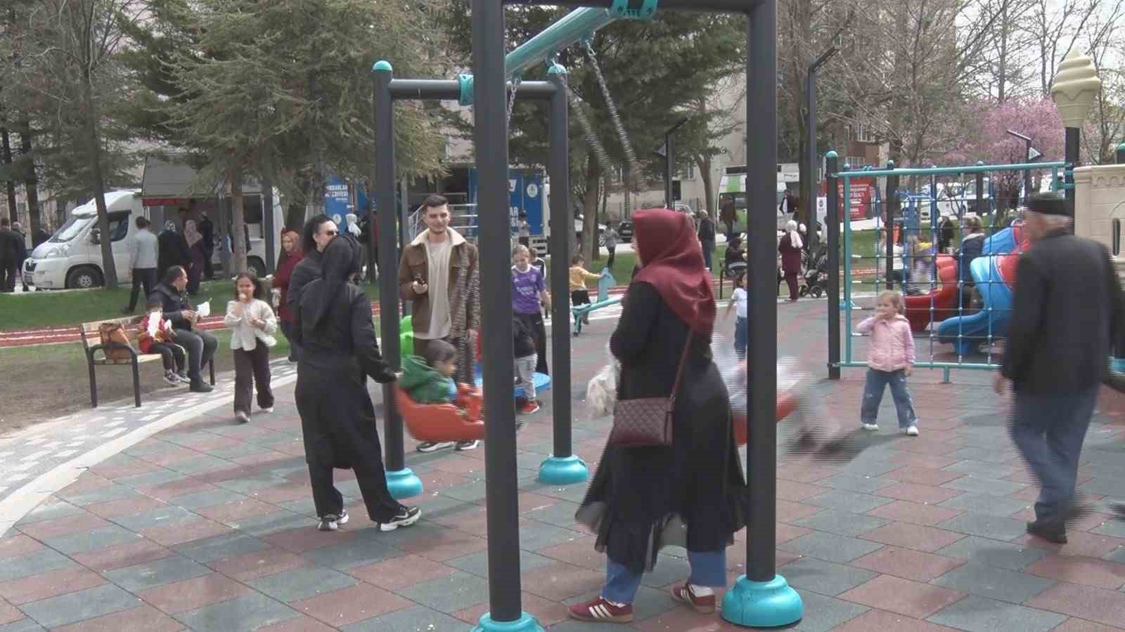 Pursaklar Belediye Başkanı &Ccedil;etin: "Bir parkın aydınlık olması g&uuml;venliği de beraberinde getiriyor"
