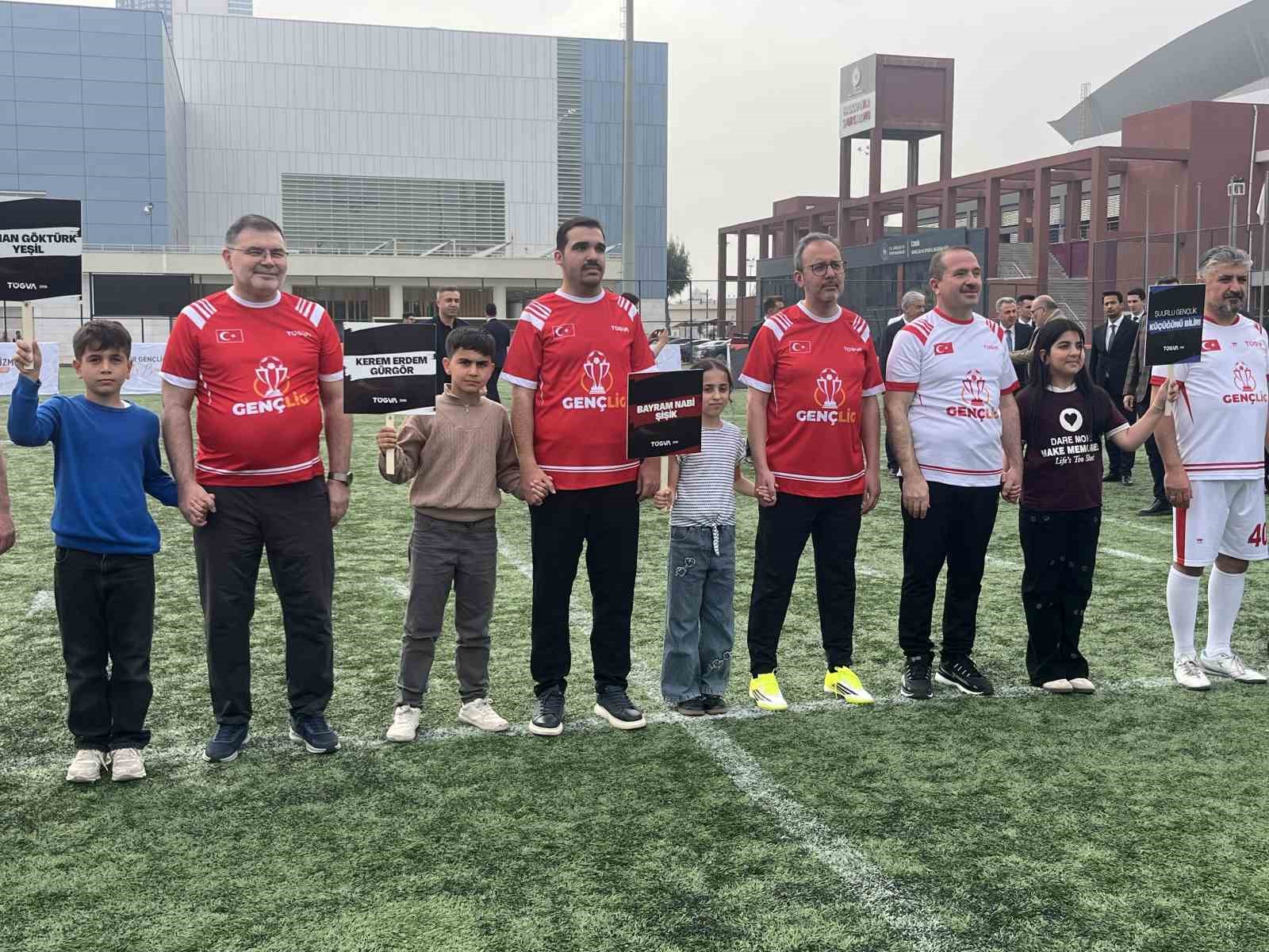 T&Uuml;GVA İzmir liseler arası &rsquo;Gen&ccedil;lig&rsquo; futbol turnuvası heyecanı başladı
