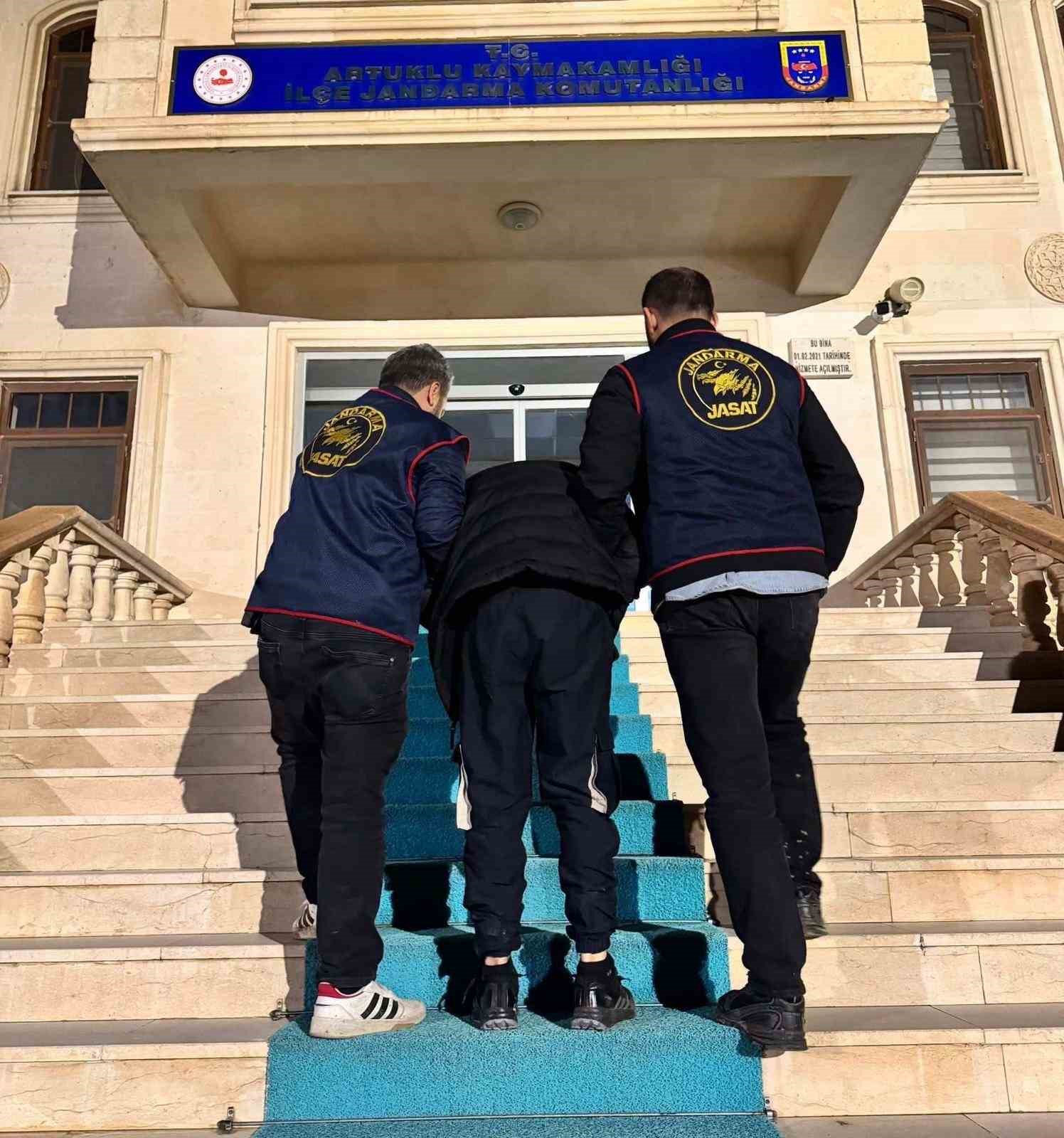 Mardin&rsquo;de 50 yıl cezası bulunan 2 firari yakalandı
