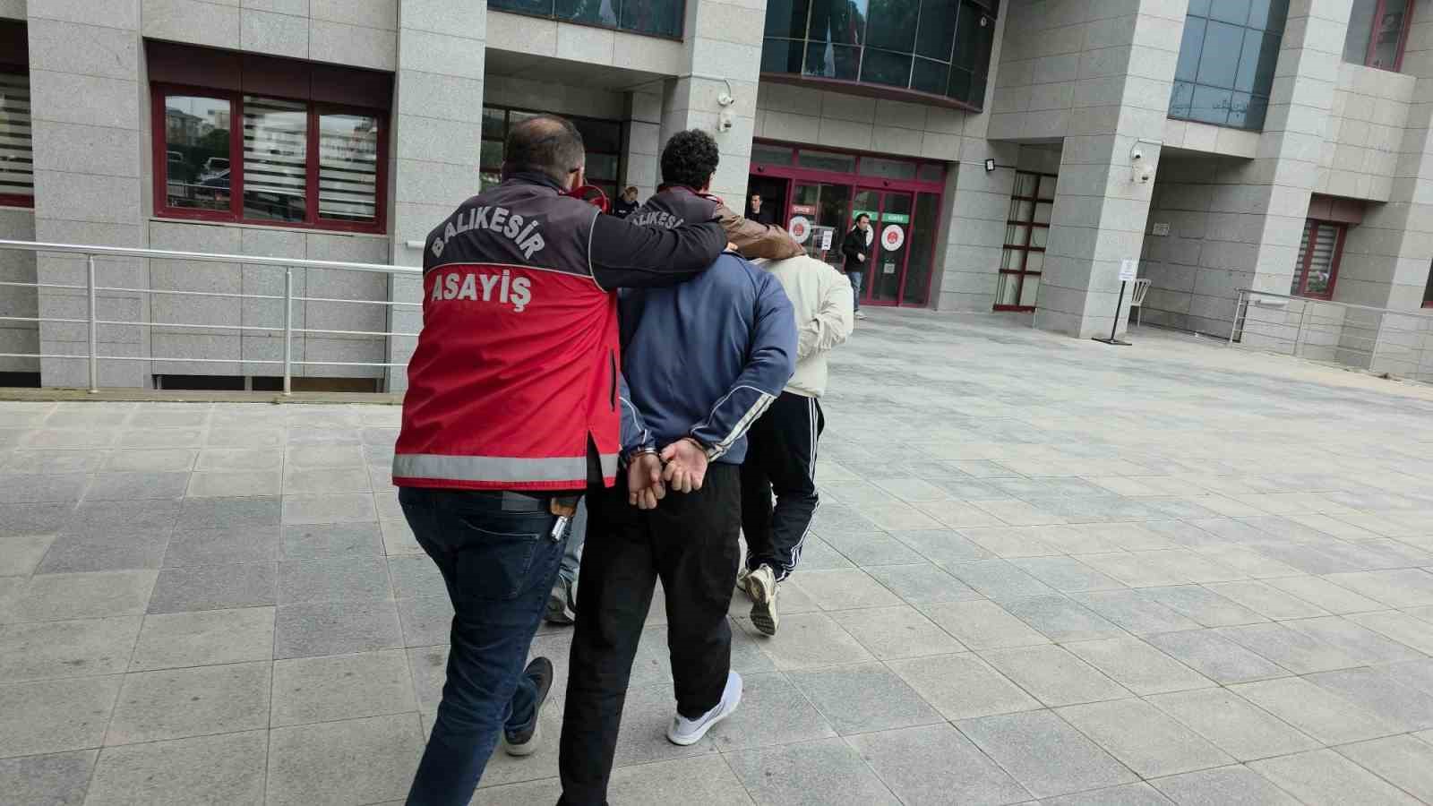 Araştırma g&ouml;revlisinin &ouml;l&uuml;m&uuml;yle ilgili 2 kişi tutuklandı
