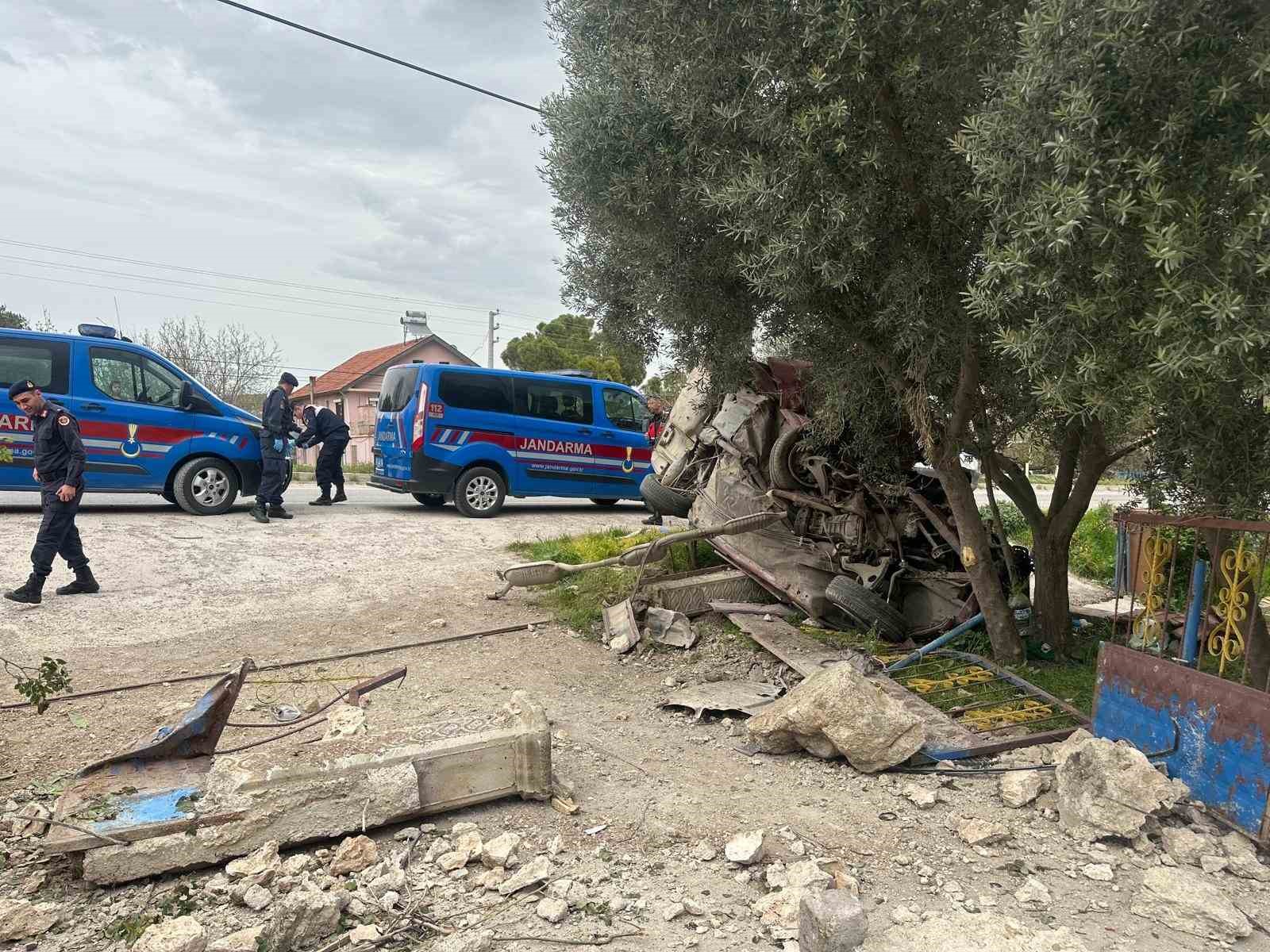 Uşak&rsquo;ta otomobil evin bah&ccedil;e duvarına &ccedil;arptı: 1 &ouml;l&uuml;, 1 yaralı
