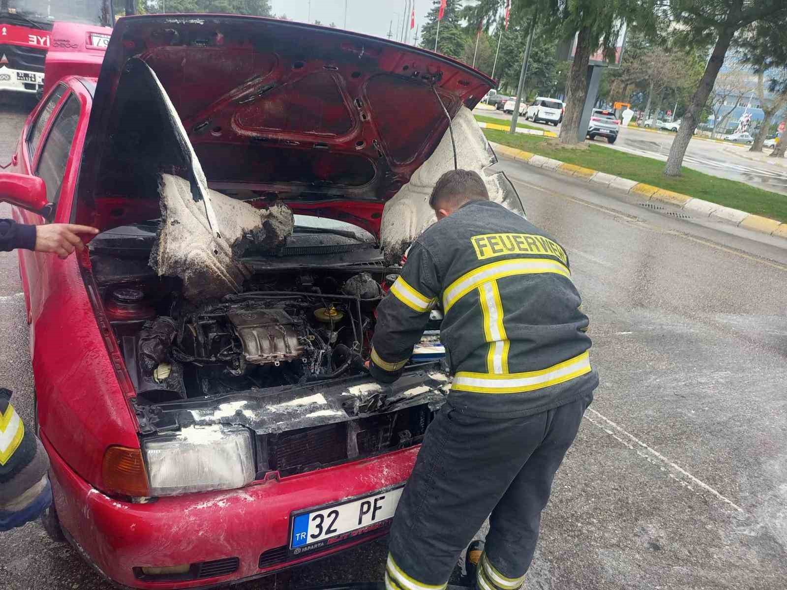 Seyir halindeki otomobil alev aldı