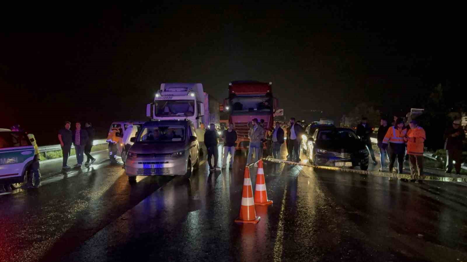 Tarsus-Adana-Gaziantep Otoyolu&rsquo;nda kamyonet tırla &ccedil;arpıştı: 1 &ouml;l&uuml;, 1 yaralı
