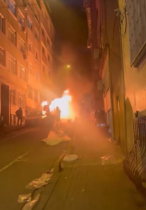 Fatih&rsquo;te park halindeki otomobil alev aldı
