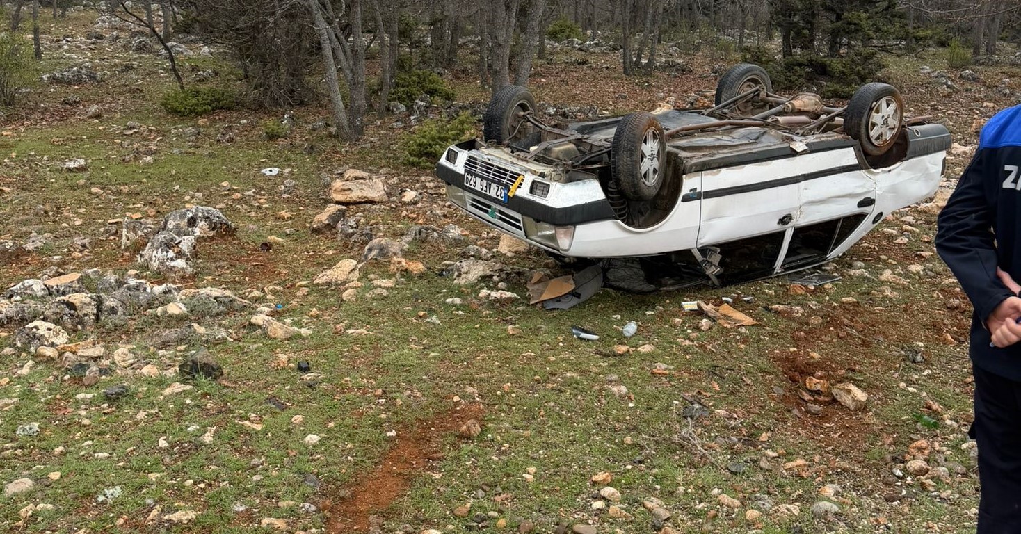 Araziye devrilen otomobilden yara almadan &ccedil;ıktılar
