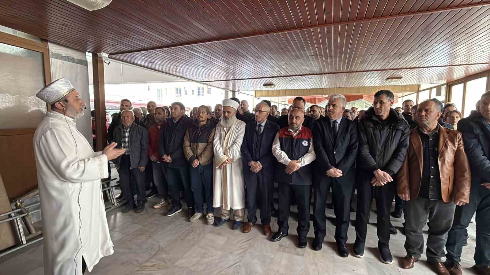Okul saldırısında hayatını kaybedenler için gıyabi cenaze namazı kılındı