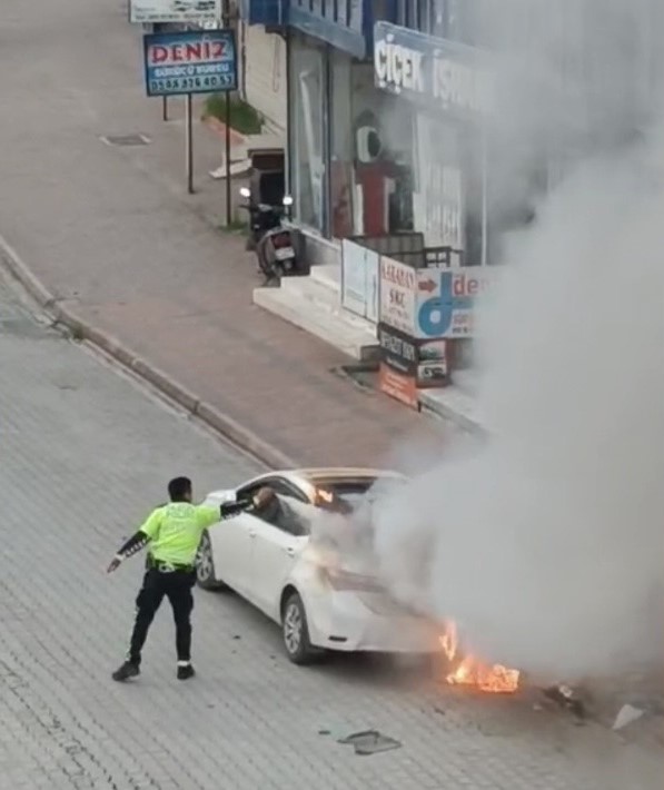 Osmaniye’de yanan otomobile ilk müdahaleyi trafik polisi yaptı
