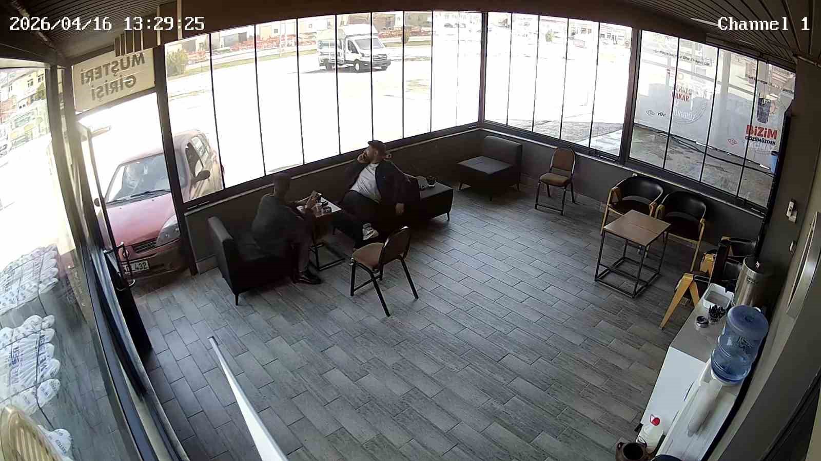 Kimse ne yaptığını anlamadı: Aracıyla etrafında dönen sürücü iş yerine çarptı