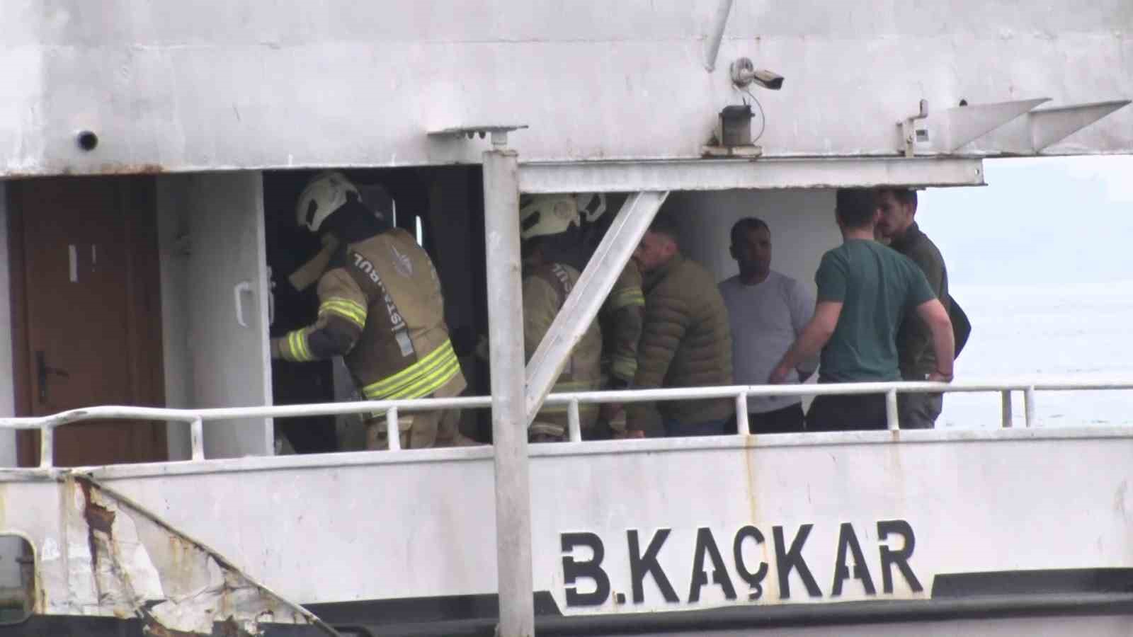 Kadıköy İskelesi’nde çıkan tekne yangını paniğe neden oldu