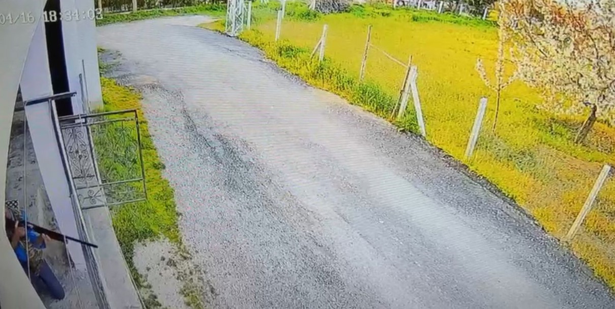 Komşu kavgası kamerada: Av t&uuml;feğiyle ateş a&ccedil;tı
