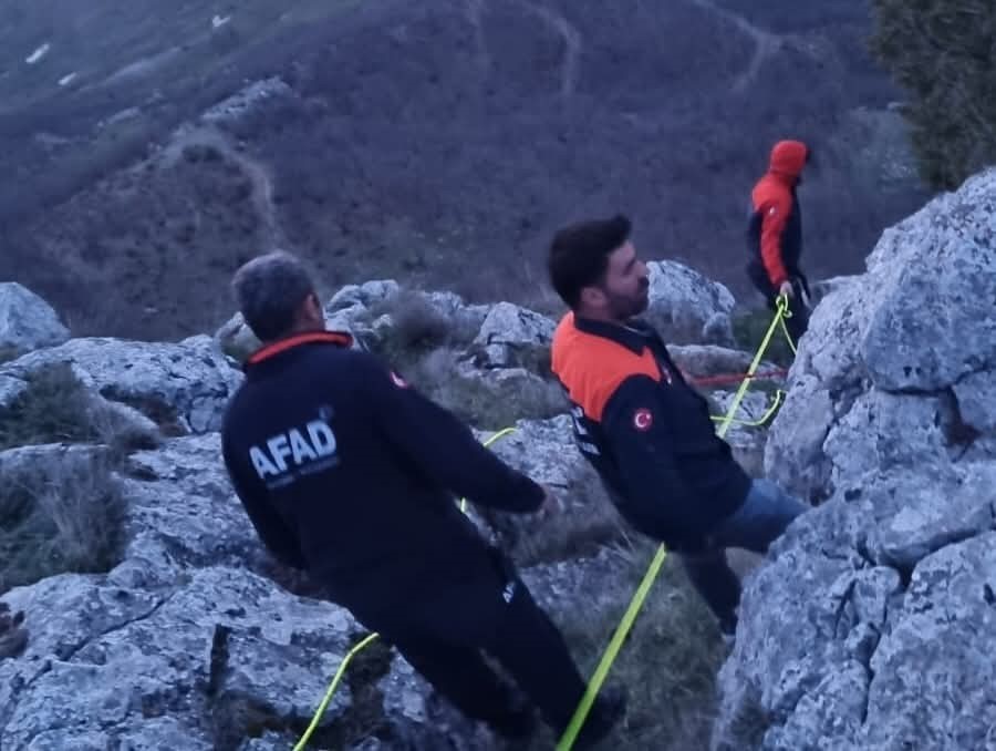 Kayalıklarda mahsur kalan ke&ccedil;iyi arama kurtarma ekipleri kurtardı

