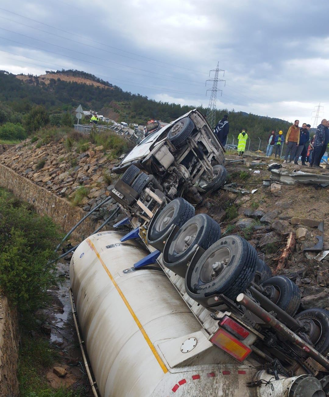 Kanala d&uuml;şen tankerde can pazarı
