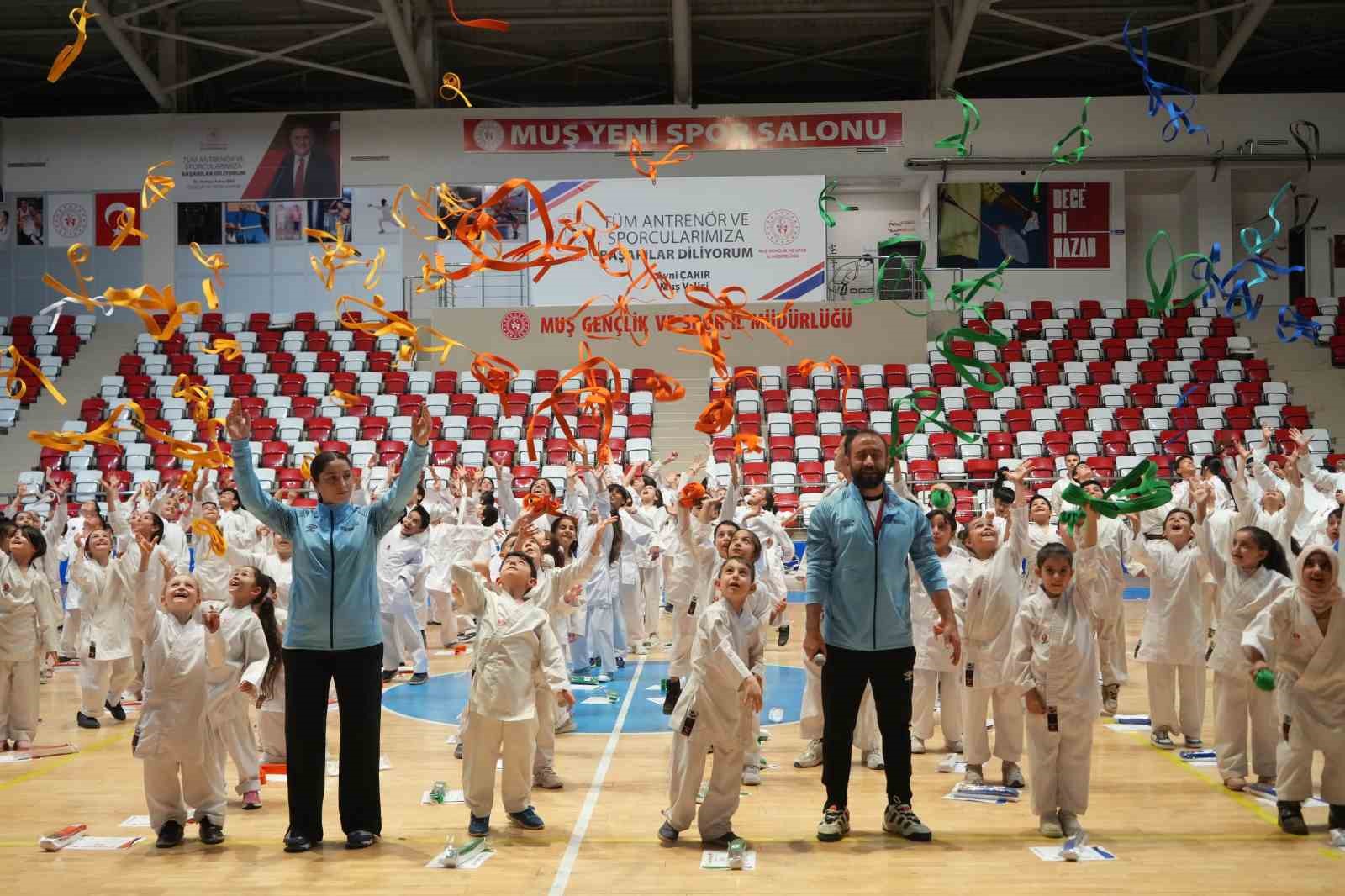 Muş&rsquo;ta 300 karateciden &ouml;ğretmenlerine anlamlı s&uuml;rpriz
