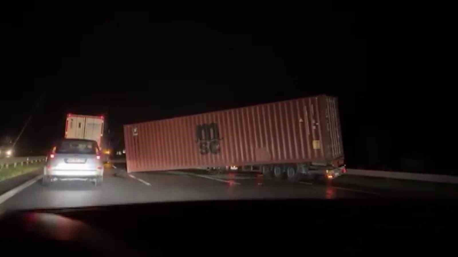 Şimşekler geceyi aydınlatırken, fırtına zor anlar yaşattı