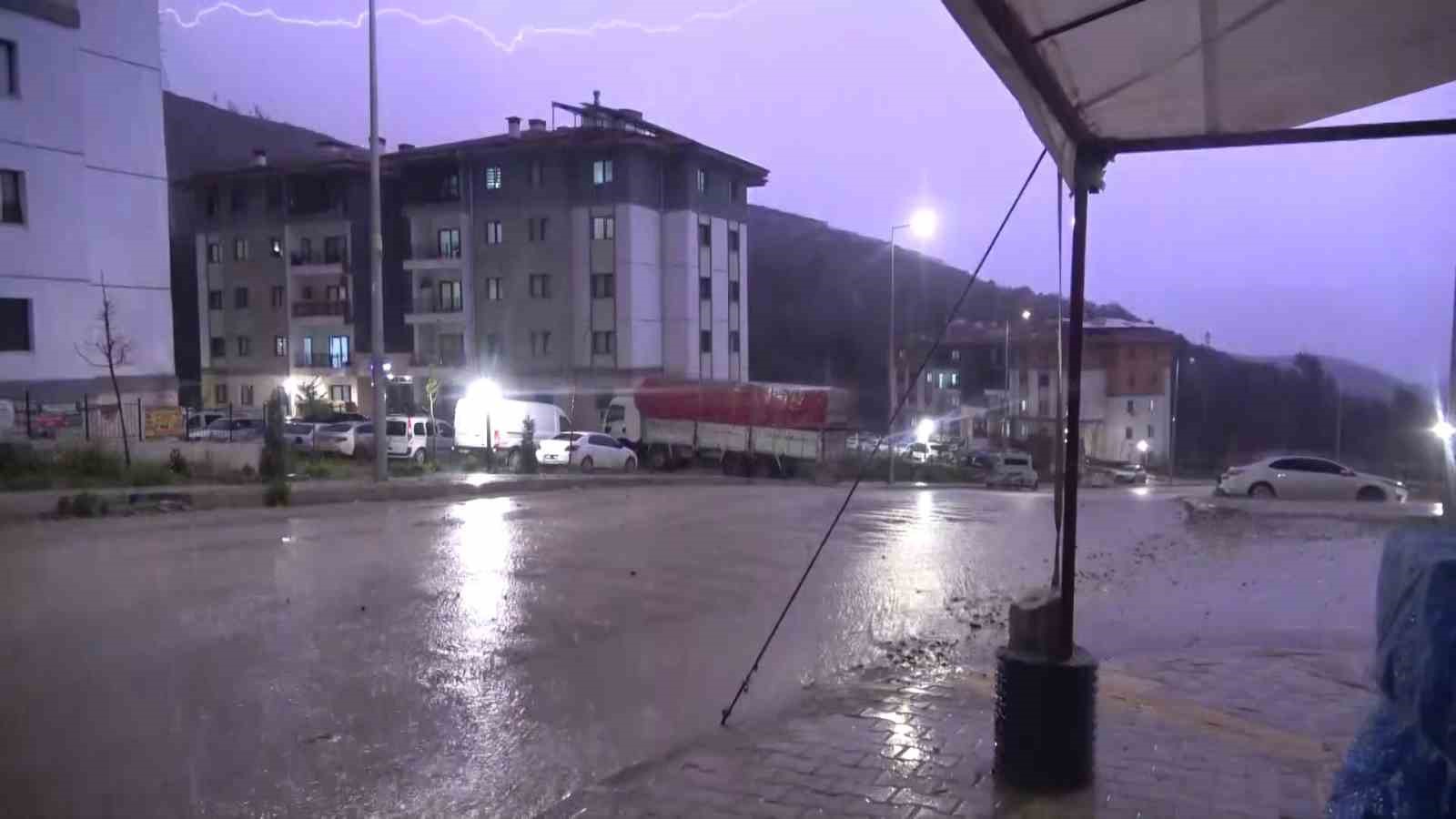 Şimşekler geceyi aydınlatırken, fırtına zor anlar yaşattı