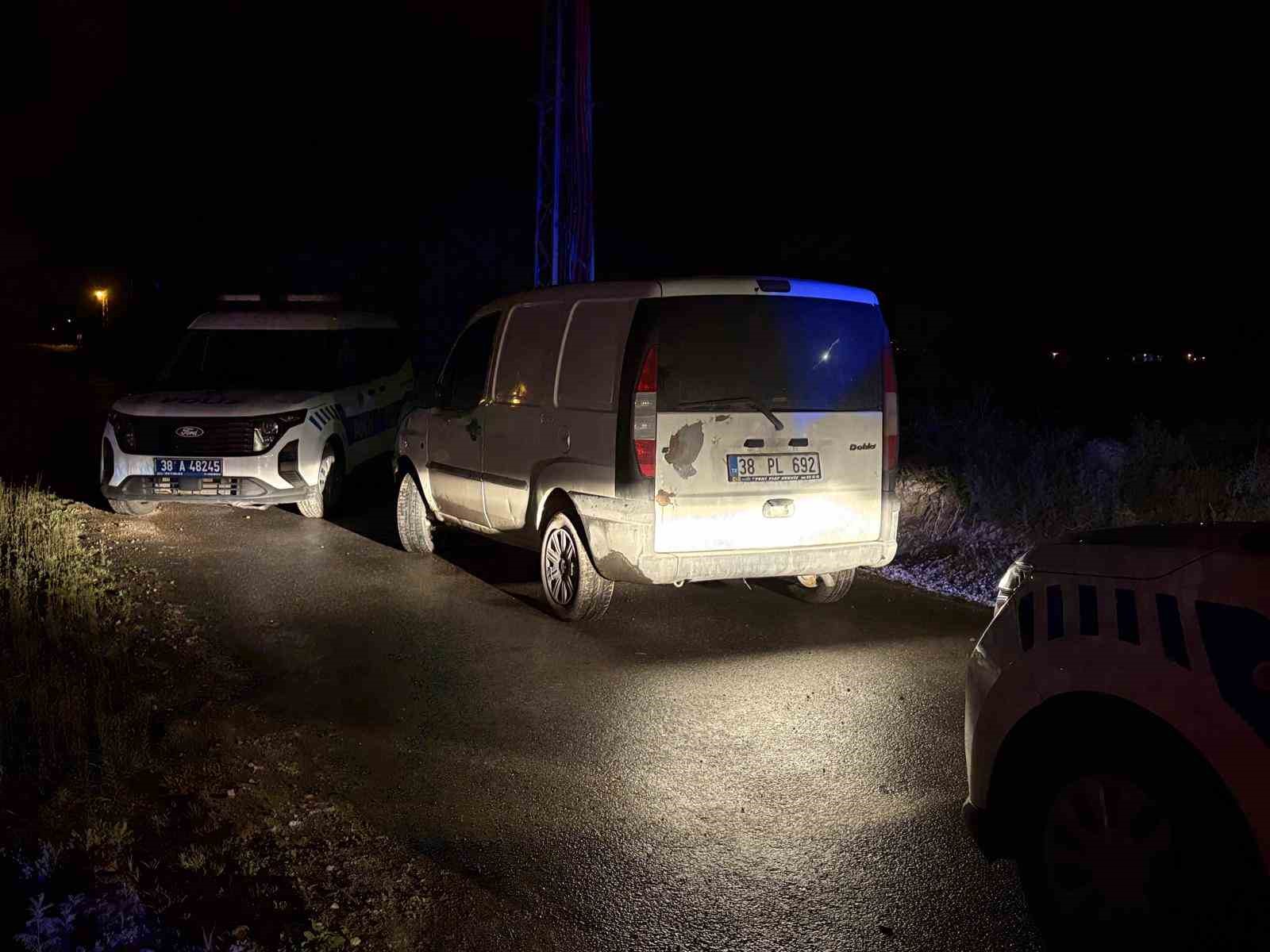 Polisten ka&ccedil;an alkoll&uuml; s&uuml;r&uuml;c&uuml;, polis aracında bineceği yeri beğenmedi
