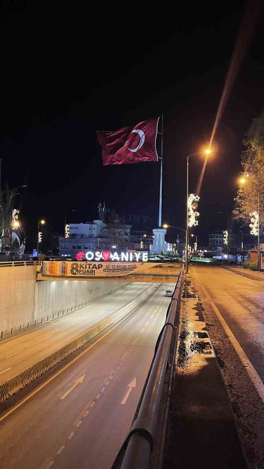 Şiddetli fırtına Osmaniye&rsquo;yi vurdu: G&uuml;neş enerjileri yerinden s&ouml;kt&uuml;
