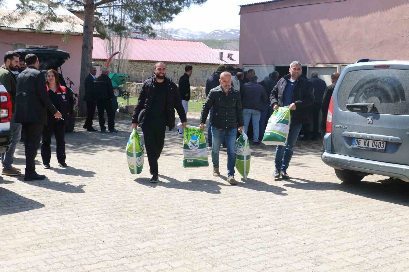 &Ccedil;ayırlı&rsquo;da 133 &ccedil;ift&ccedil;iye 10 ton yonca tohumu desteği
