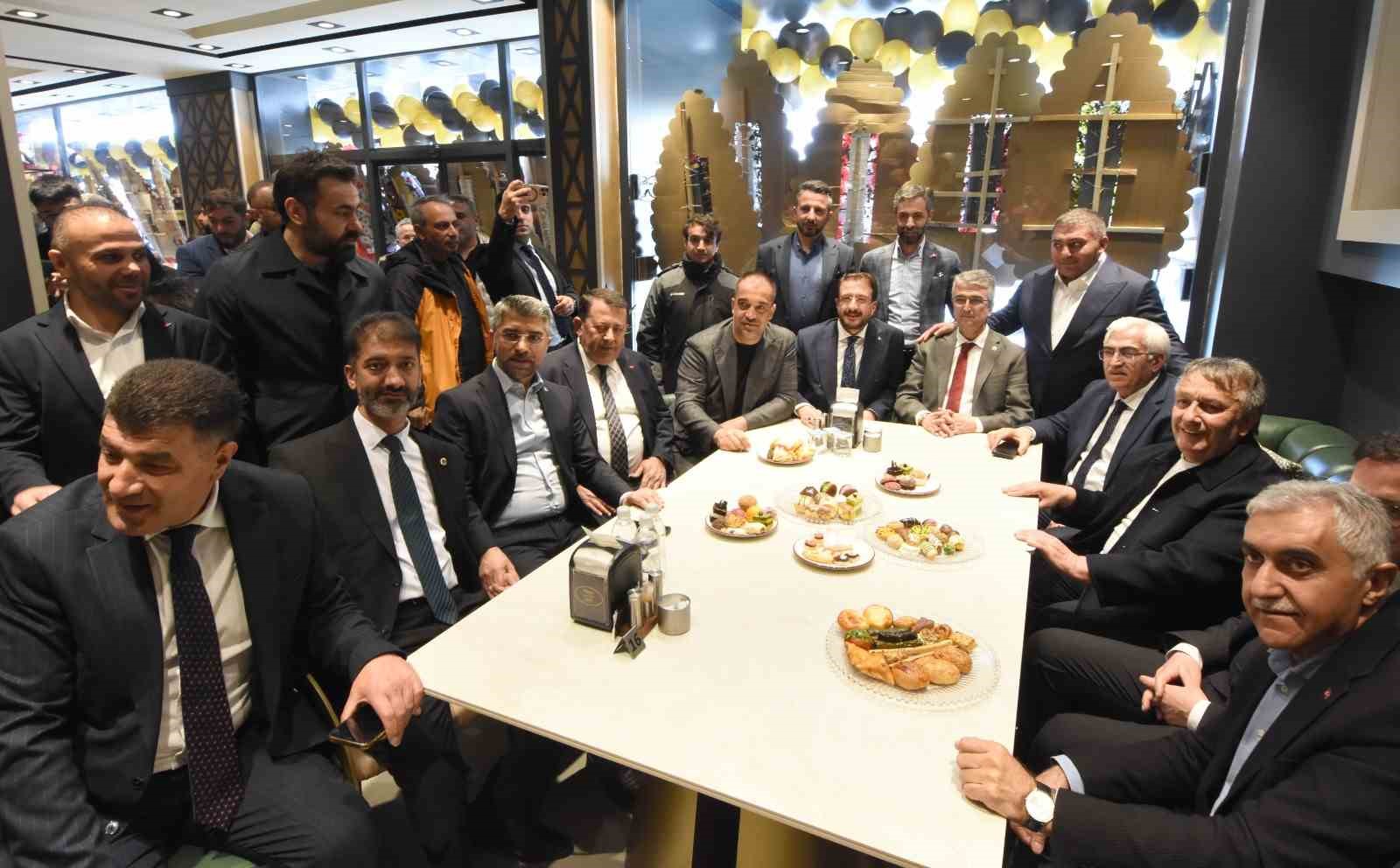 Sanat&ccedil;i İsmail T&uuml;r&uuml;t Erzurum&rsquo;da pastahane a&ccedil;ılışına katıldı
