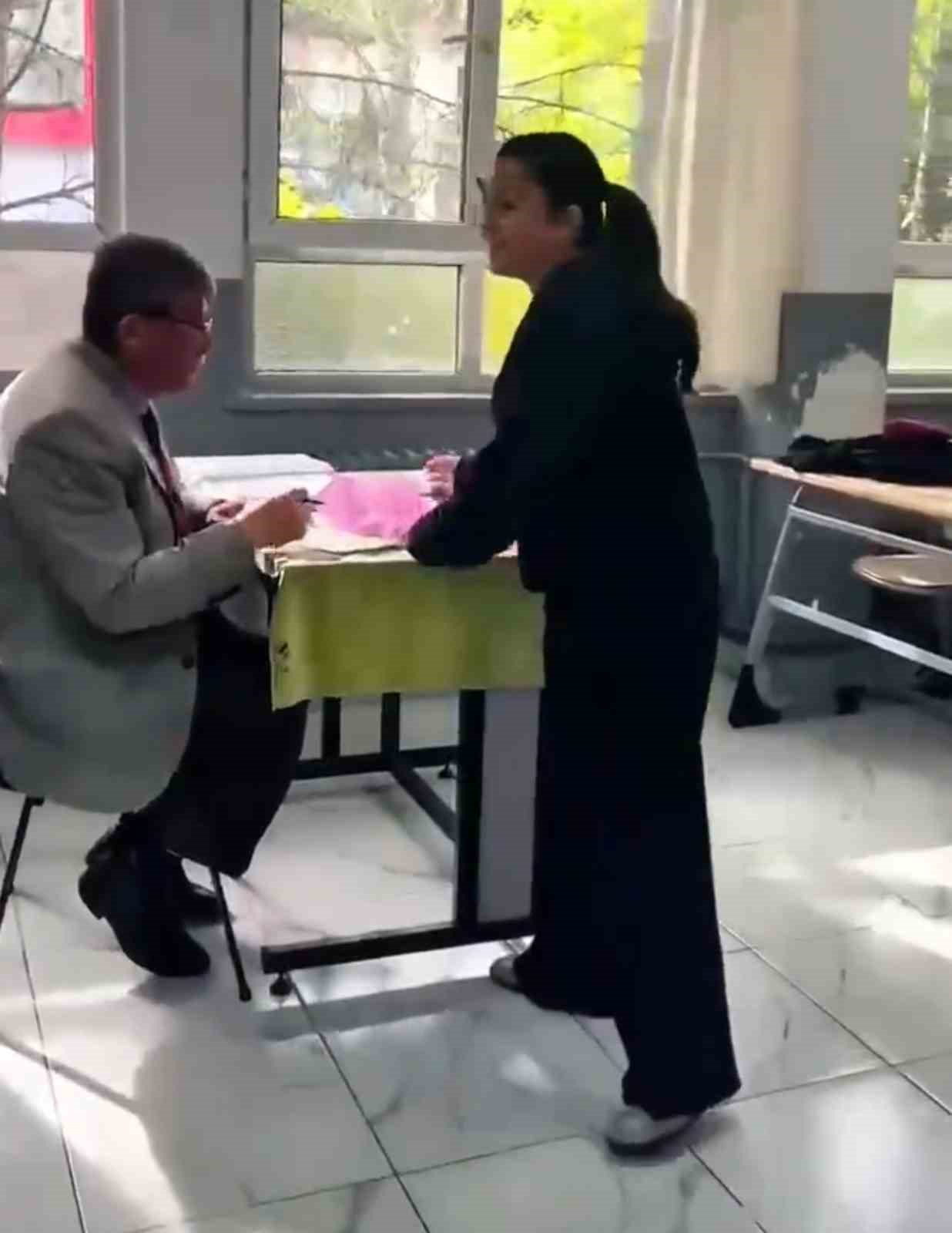 Karab&uuml;k&rsquo;te &ouml;ğrencilerden &ouml;ğretmenlerine anlamlı s&uuml;rpriz
