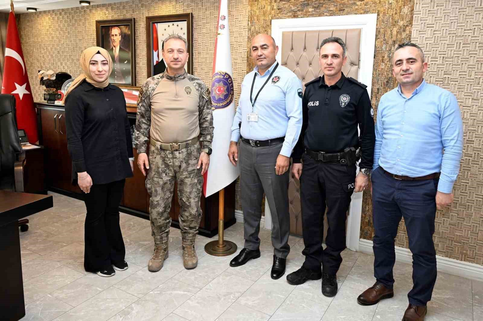 Banka g&uuml;venlik g&ouml;revlisi, yaşlı kadını dolandırılmaktan kurtardı
