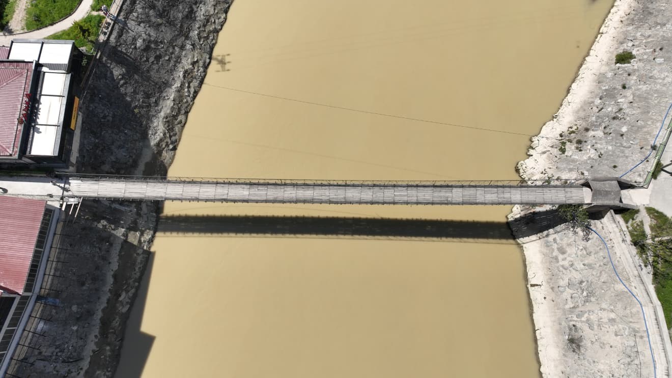 &Ccedil;oruh Nehri &uuml;zerindeki asma k&ouml;pr&uuml;ler tarihe meydan okuyor
