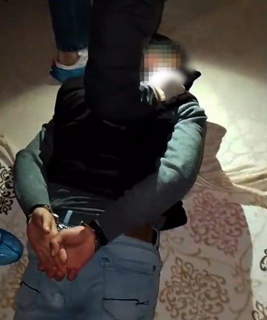 Kars&rsquo;ta 17 yıl hapis cezalı firari su&ccedil; makinesi, baza altında yakalandı
