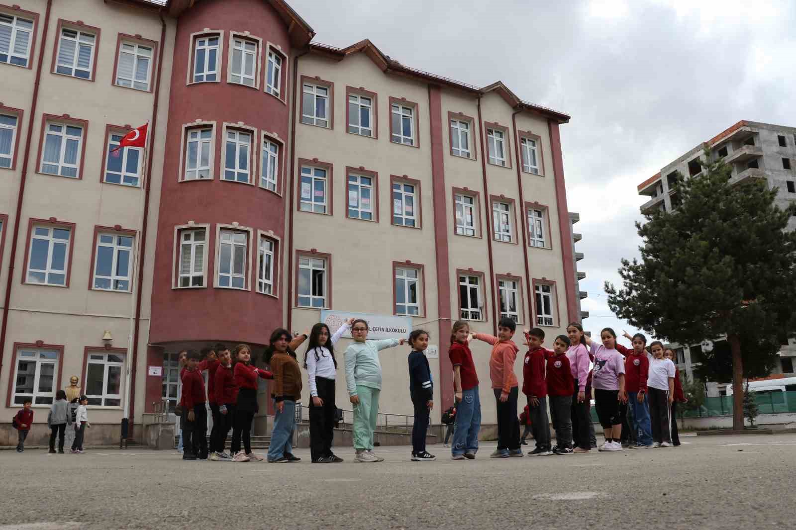 Yıllardır s&uuml;ren gelenek bozulmadı, Sivas&rsquo;ın &lsquo;Leylekli okulu&rsquo; misafirlerine kavuştu

