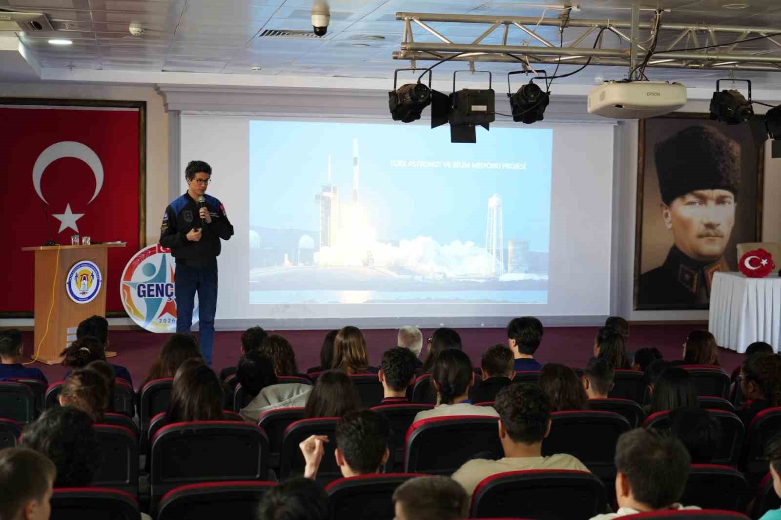 Muğla’da uzay rüzgarı Türkiye’nin ikinci astronotu Atasever gençlerle buluştu