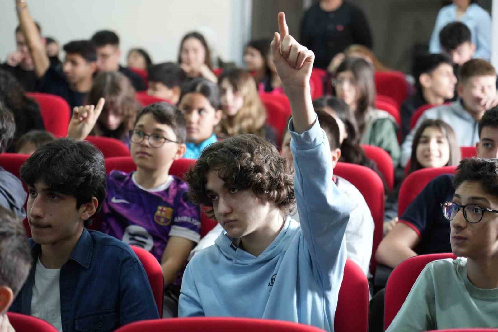 Muğla&rsquo;da uzay r&uuml;zgarı T&uuml;rkiye&rsquo;nin ikinci astronotu Atasever gen&ccedil;lerle buluştu
